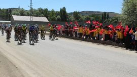 100. Yıl Cumhuriyet Bisiklet Turu'na katılan sporcular Tokat'tan geçti
