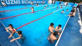 Ağrı'da 5 yılda 25 bin çocuk kulaç atmayı öğrendi