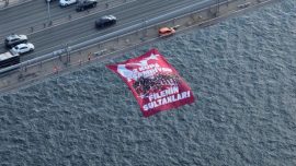 "2 Kupa 1 Şampiyon" yazılı bayrak Boğaz’daki köprülere asıldı