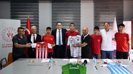 Sokakta keşfedilen futbolcular Gençlerbirliği'yle sözleşme imzaladı