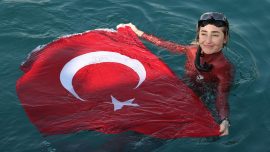 Milli sporcu Şahika Ercümen'den '100. Yıl' dalışı