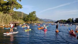 Muğla'da Cumhuriyet'in 100. yılında yaklaşık 220 kanocu kürek çekti