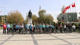 Edirne'de 100 bisikletli Cumhuriyet'in 100. yılı dolayısıyla pedala çevirdi