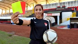 Kadın futbol hakemi "yapamazsın" diyenlere inat yeşil sahalarda görev yapıyor