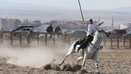 Kars'ta ata sporu cirit köylülerin dostluk maçlarıyla yaşatılıyor