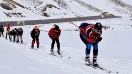 Bitlis'te kayakçılar karla kaplı parkurda antrenmanlara başladı
