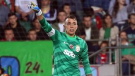Galatasaray'da, Fenerbahçe derbilerinin en deneyimlisi Muslera