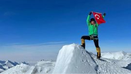 Türk dağcı Gülnur Tumbat "7 Kıta 7 Zirve" projesini tamamladı