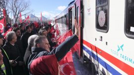 Bakan Bak Doğu Ekspresi'yle Sarıkamış'a gelen gençleri karşıladı