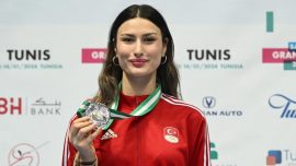 Milli eskrimci Nisanur Erbil'in "ilk madalya" mutluluğu