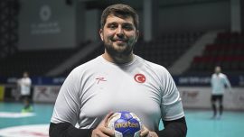 Depremzede hentbolcu hem Beşiktaş'ta hem milli takımda kupaları kaldırmak istiyor